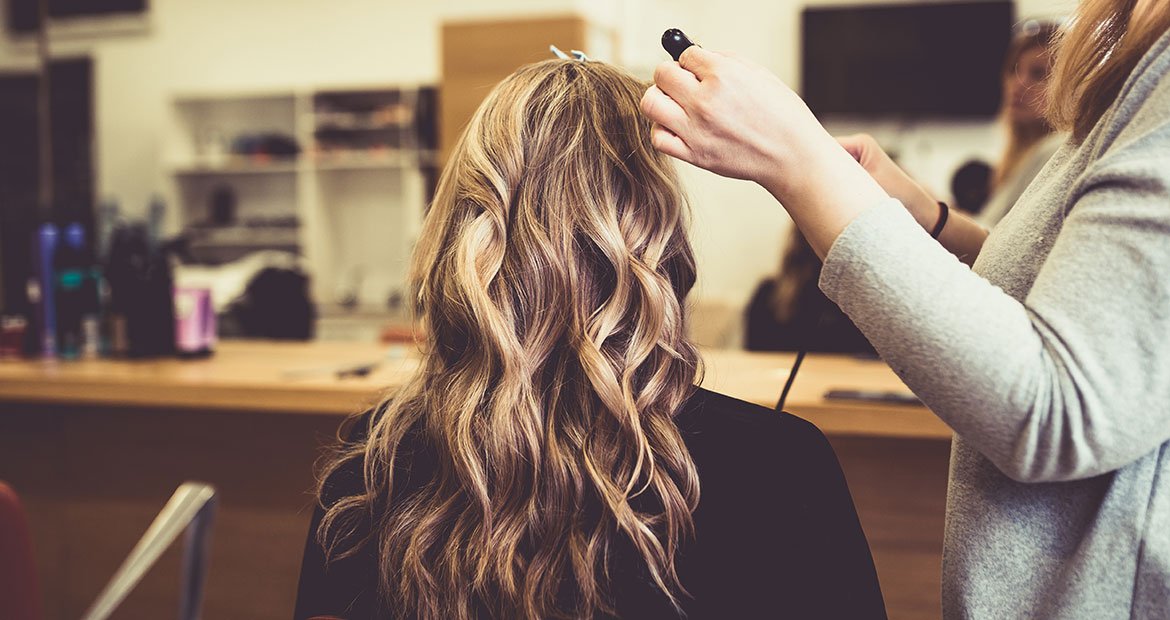 mulher com cabelo com luzes douradas